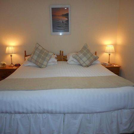 The Robertson Arms Hotel Carnwath Eksteriør bilde