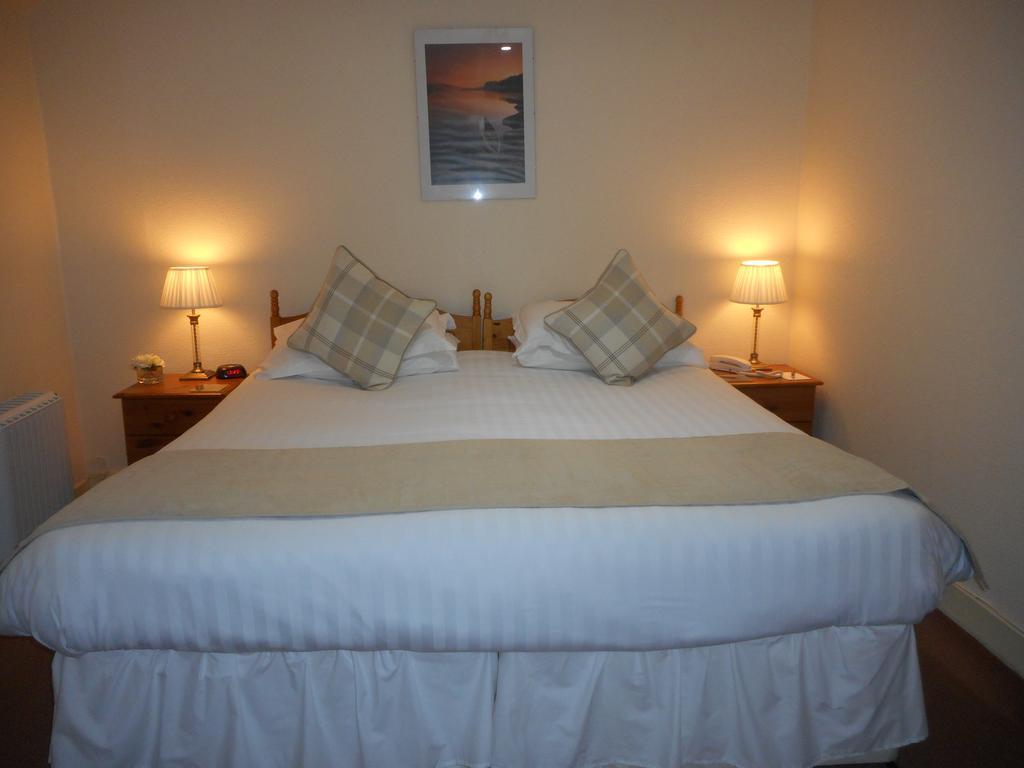 The Robertson Arms Hotel Carnwath Eksteriør bilde