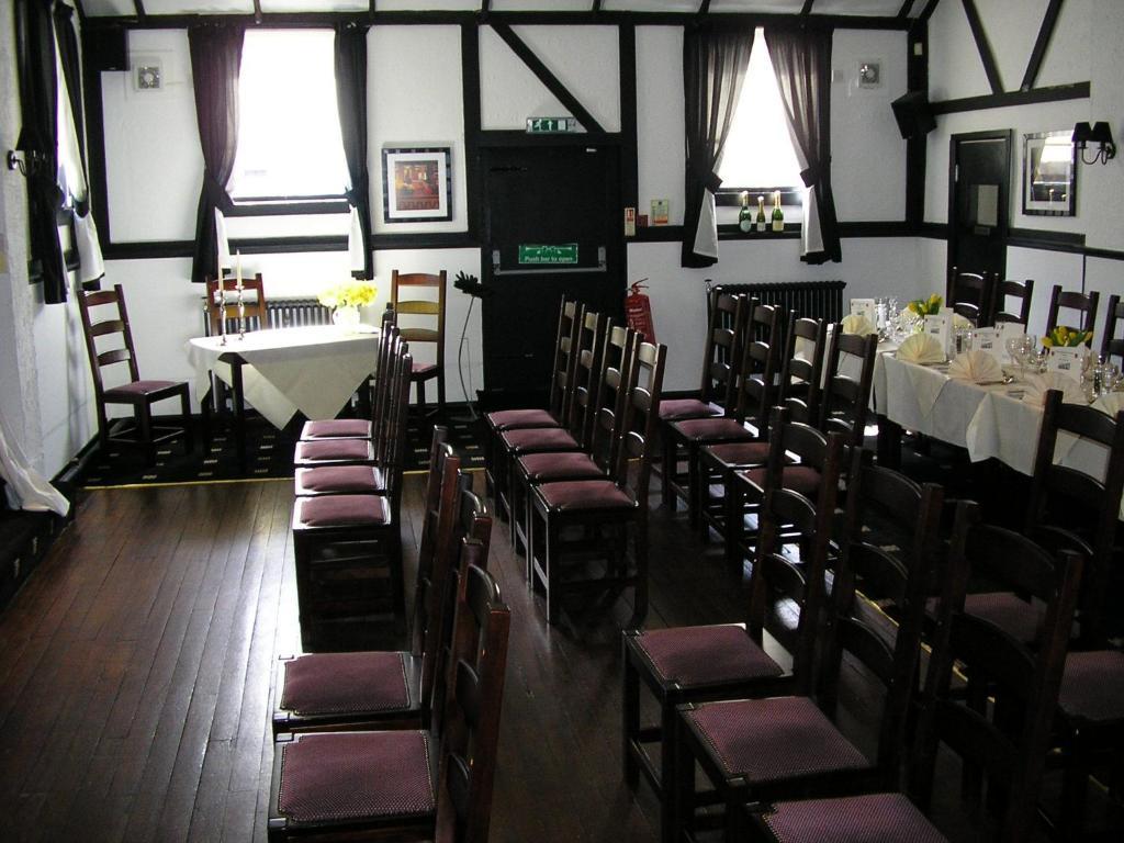 The Robertson Arms Hotel Carnwath Eksteriør bilde