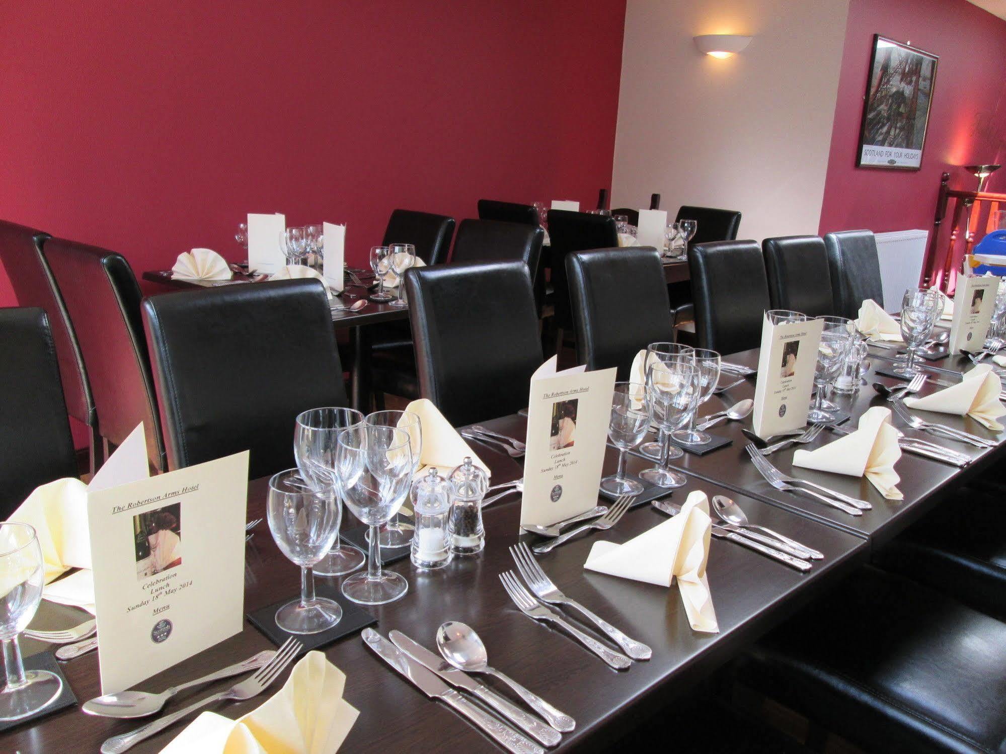 The Robertson Arms Hotel Carnwath Eksteriør bilde