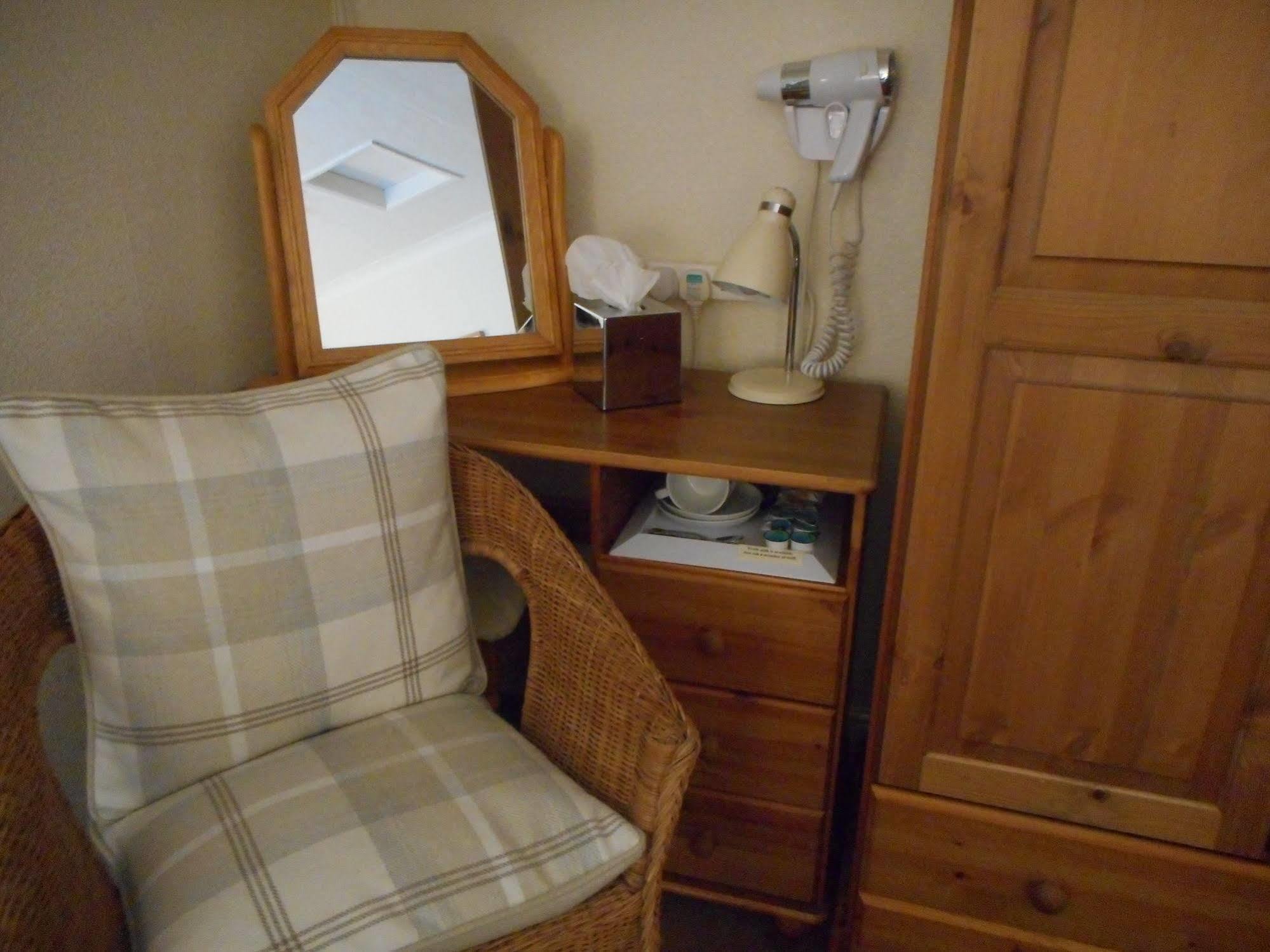 The Robertson Arms Hotel Carnwath Eksteriør bilde
