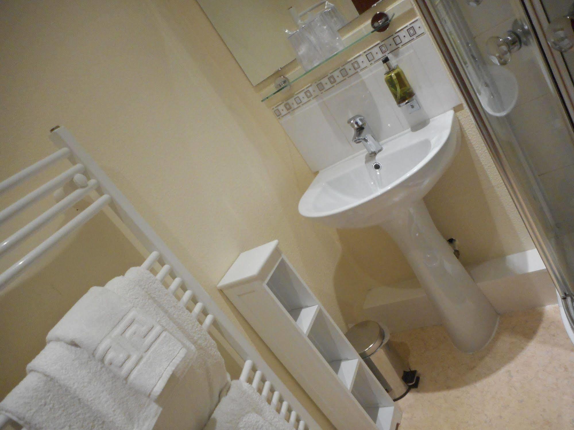 The Robertson Arms Hotel Carnwath Eksteriør bilde