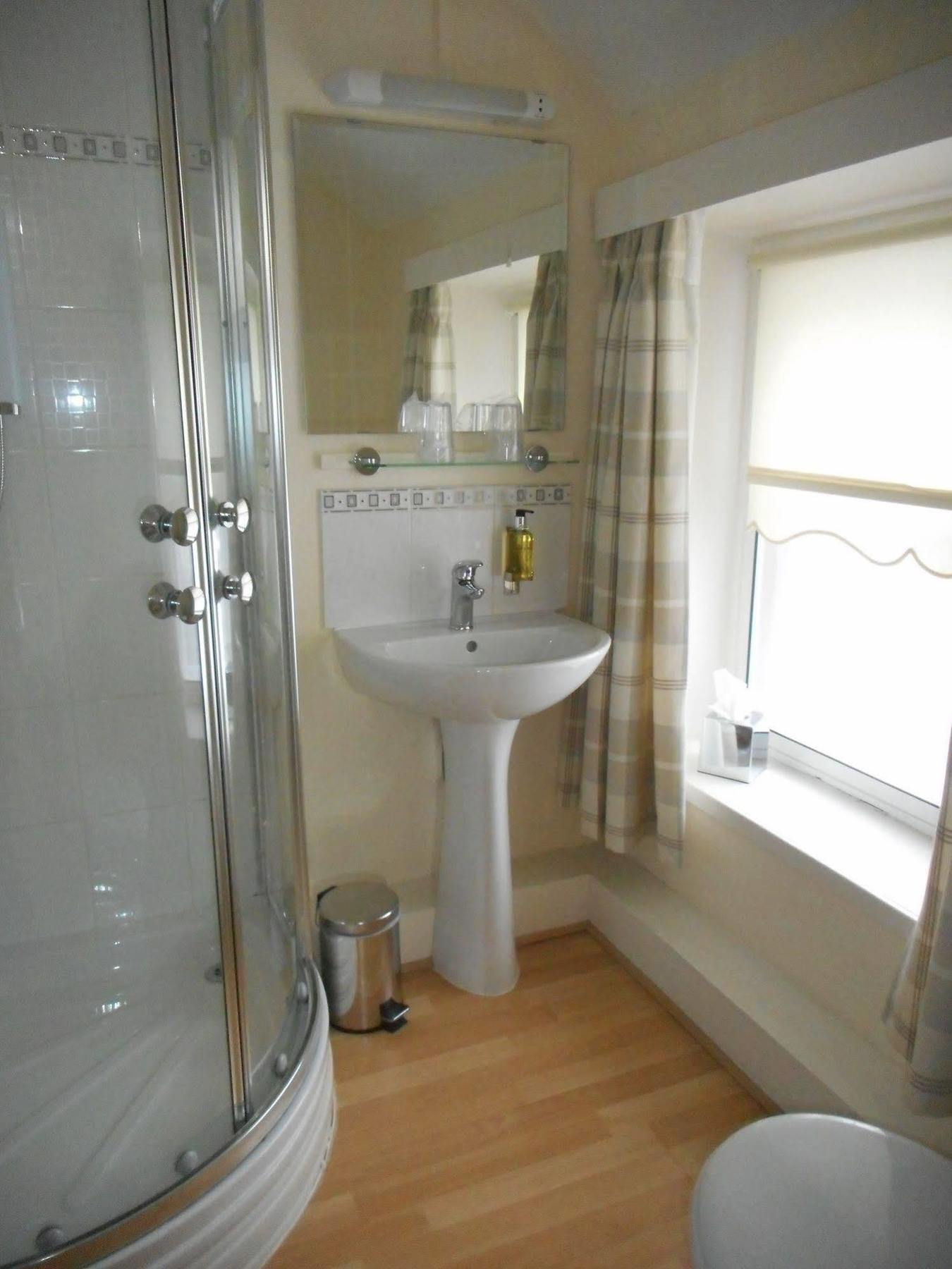 The Robertson Arms Hotel Carnwath Eksteriør bilde