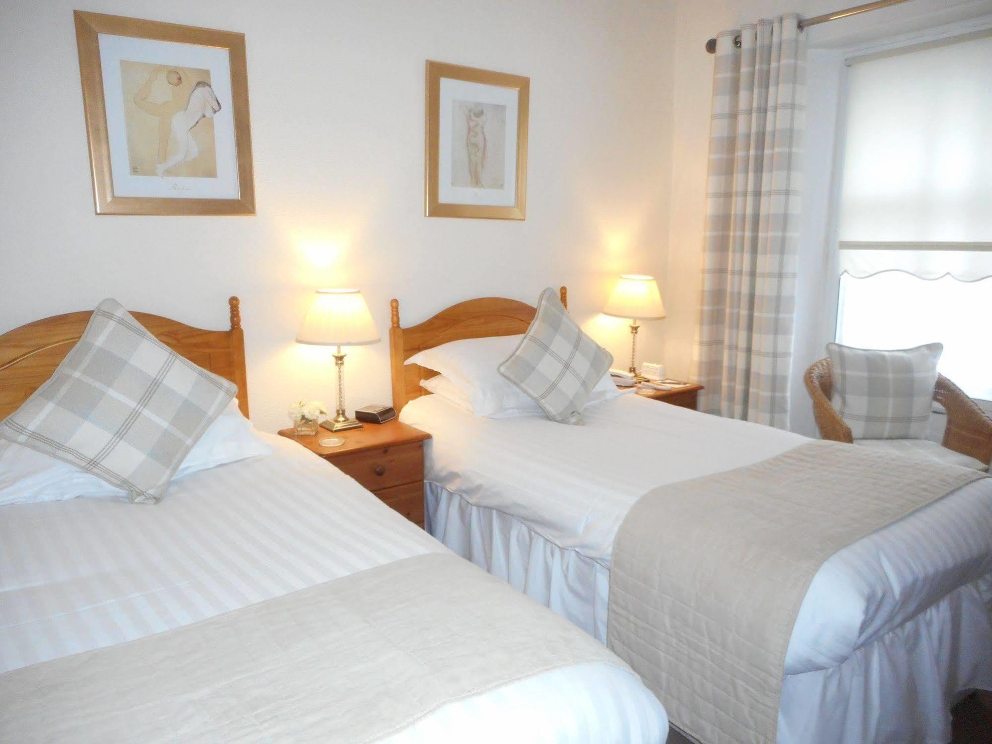 The Robertson Arms Hotel Carnwath Eksteriør bilde