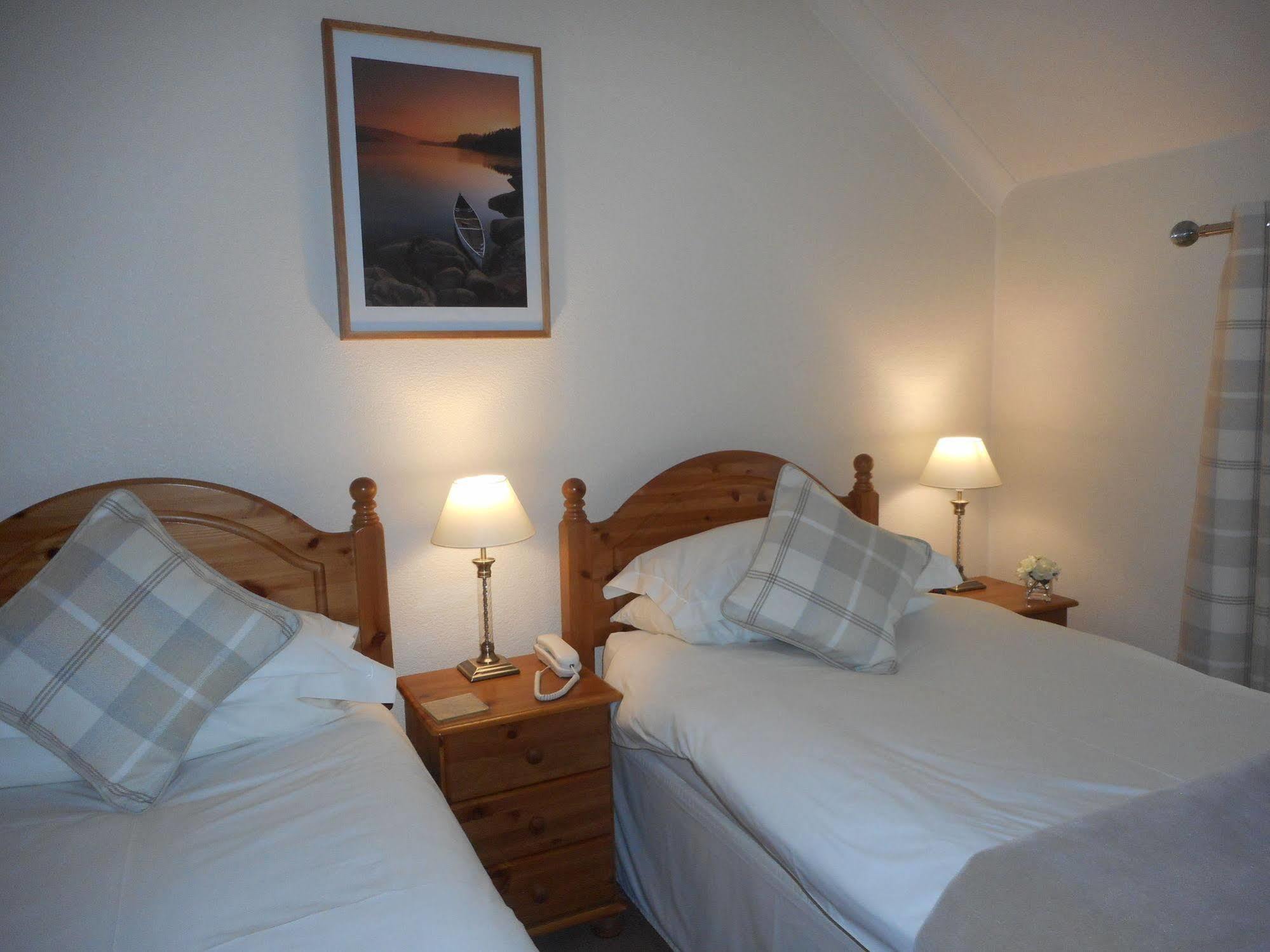 The Robertson Arms Hotel Carnwath Eksteriør bilde