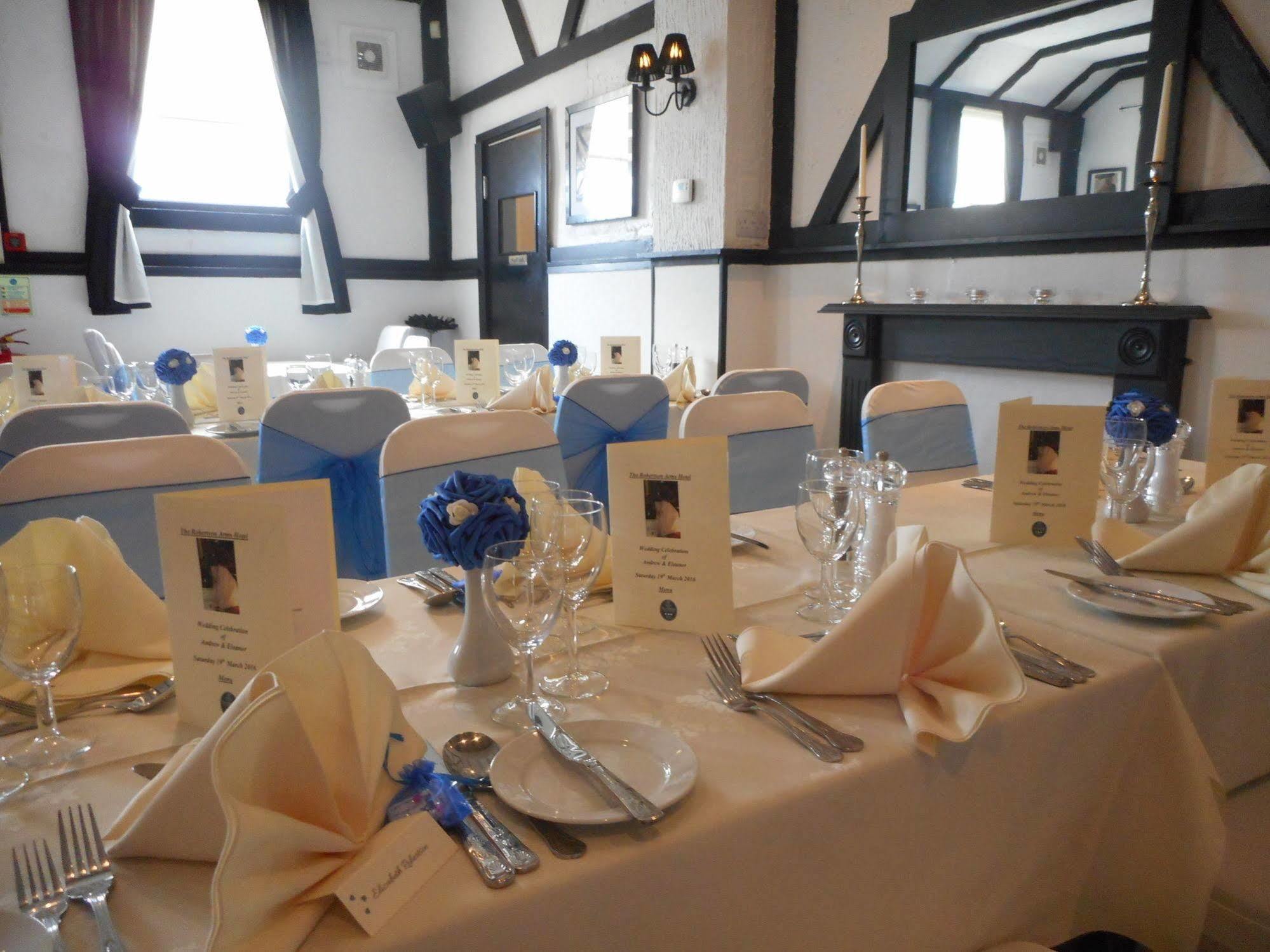 The Robertson Arms Hotel Carnwath Eksteriør bilde
