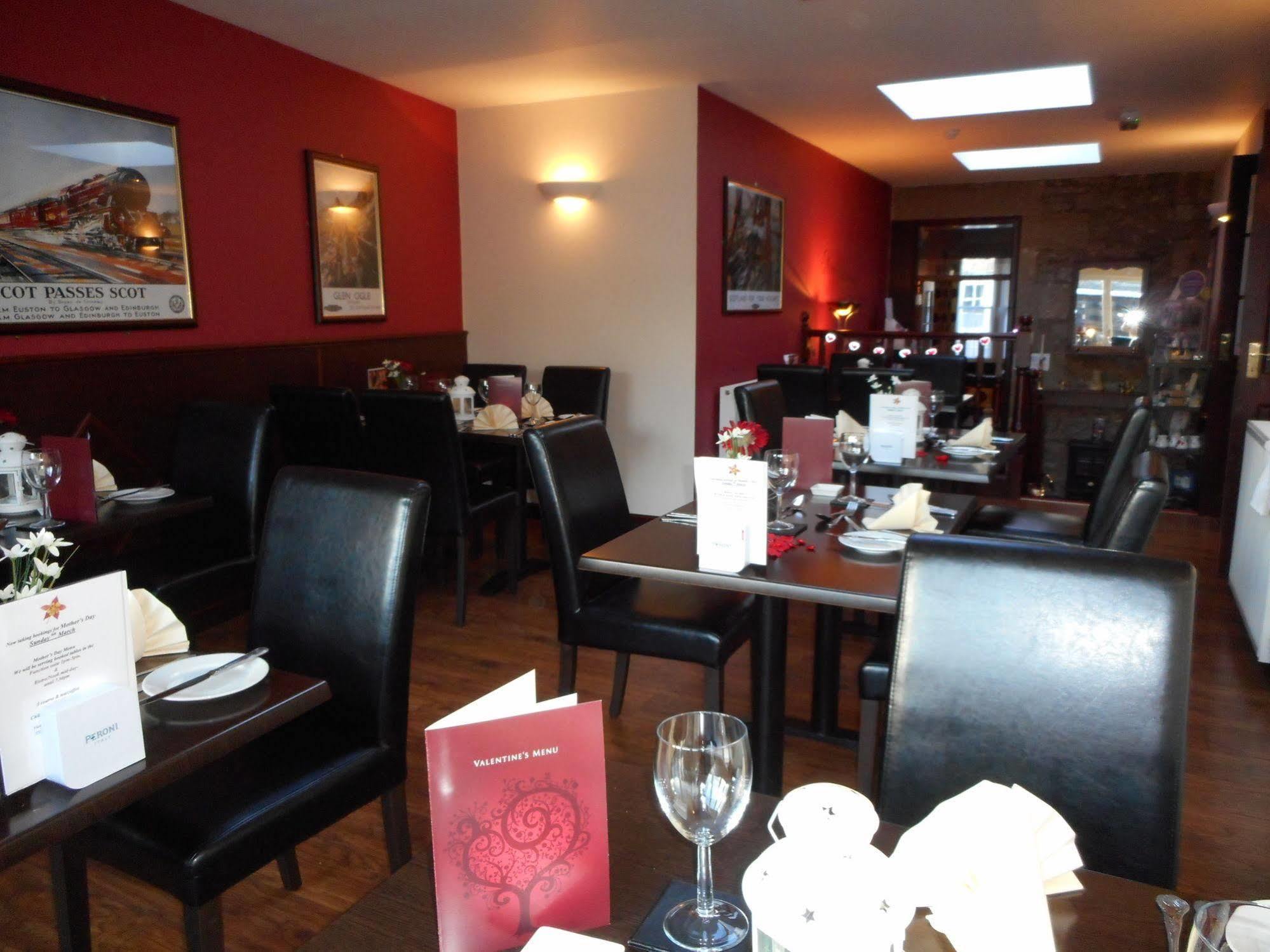 The Robertson Arms Hotel Carnwath Eksteriør bilde