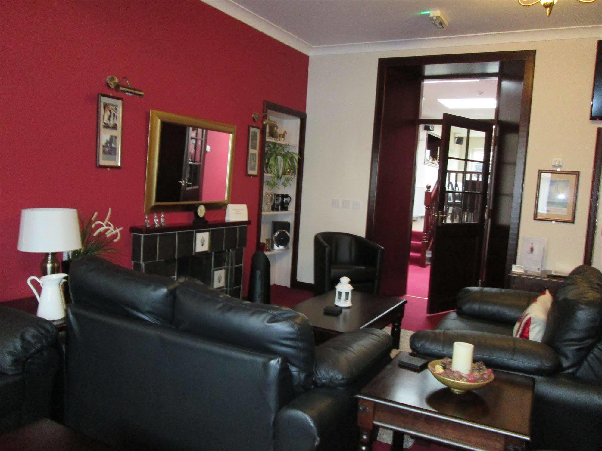 The Robertson Arms Hotel Carnwath Eksteriør bilde